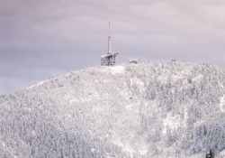 Lysá hora láká turisty hlavně zimě. Ohřát se posléze mohou ve vířivce