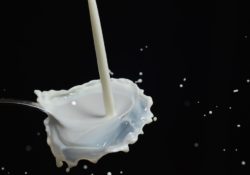 K čemu se dá využít kyselé mléko z ledničky?