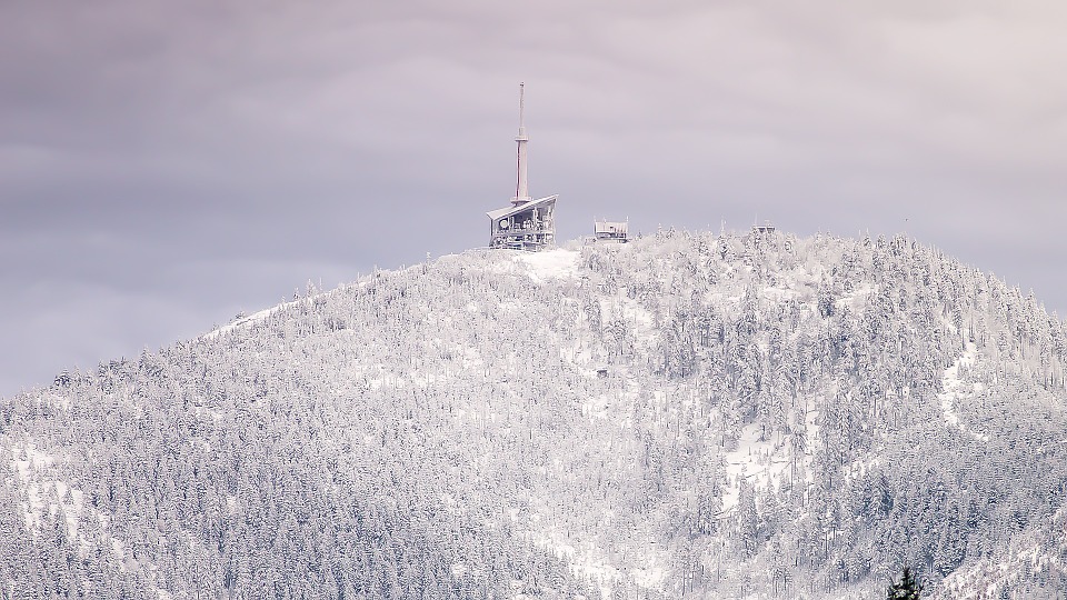 Lysá hora láká turisty hlavně zimě. Ohřát se posléze mohou ve vířivce