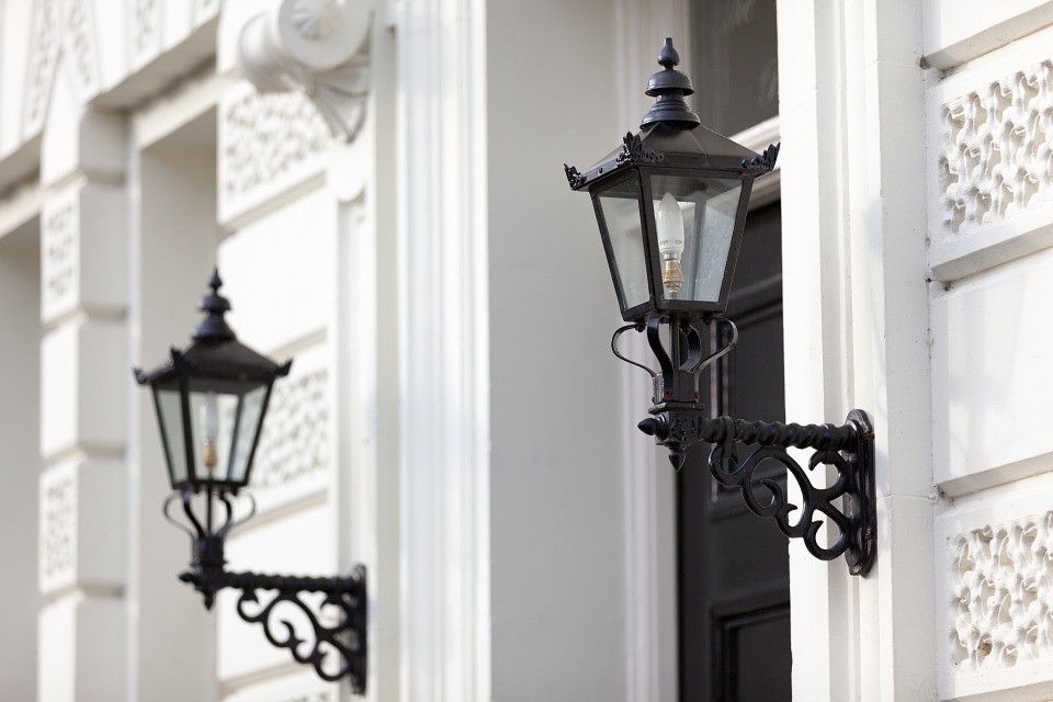 Venkovní osvětlení s sebou přináší řadu výhod. Jaké si vybrat před dům?