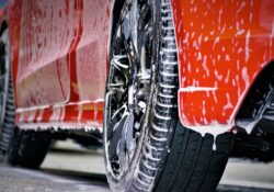 Jak probíhá čištění auta v luxusní myčce?