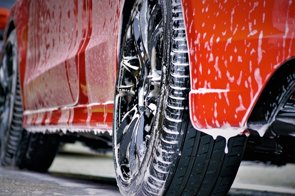 Jak probíhá čištění auta v luxusní myčce?