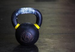 Cvičební pomůcka jako symbol domácího posilování nohou