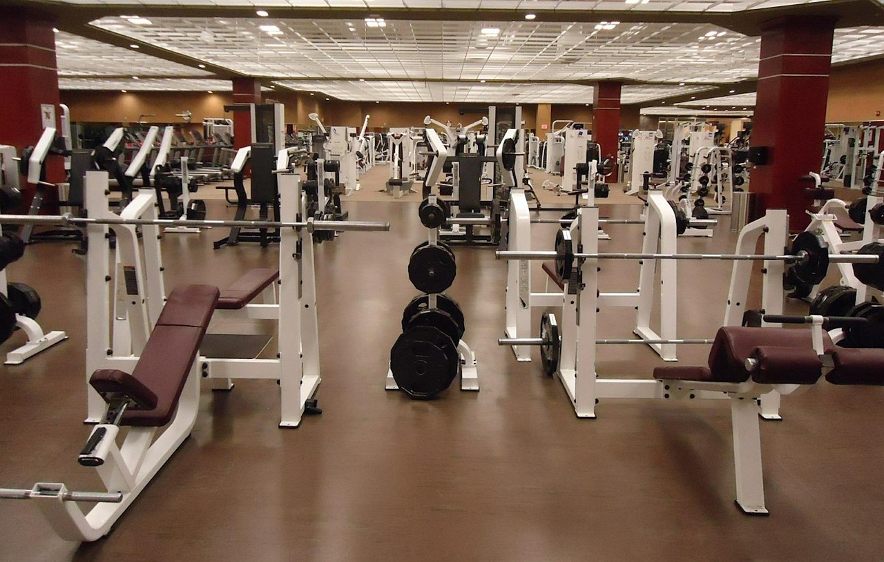 Činky a vybavení posilovny pro cvik hip thrust
