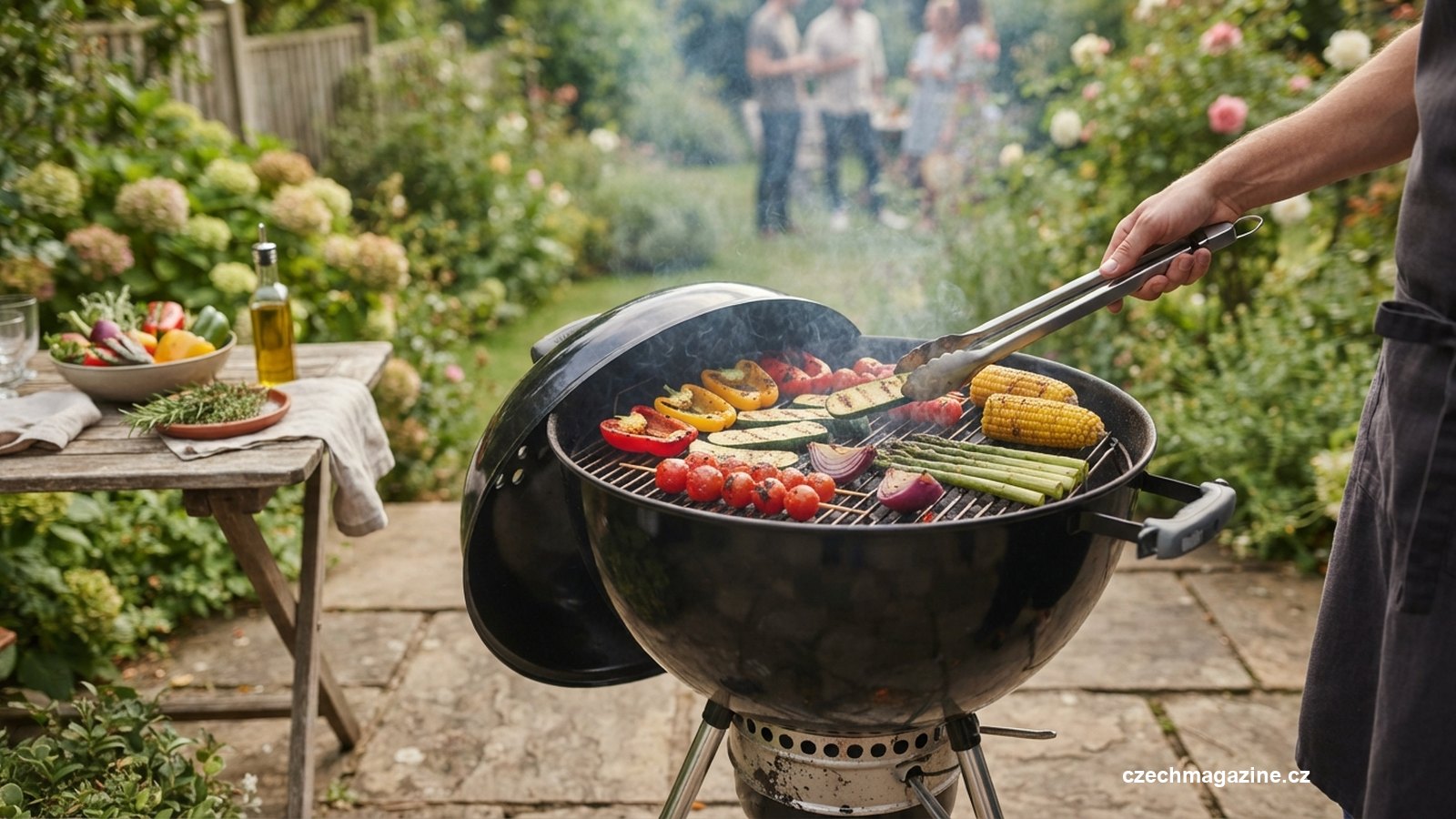Zelenina na kulatém zahradním grilu s otevřeným víkem
