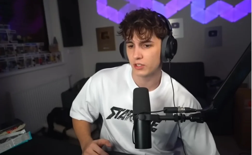 Youtuber Dodo u mikrofonu – původní redakční snímek