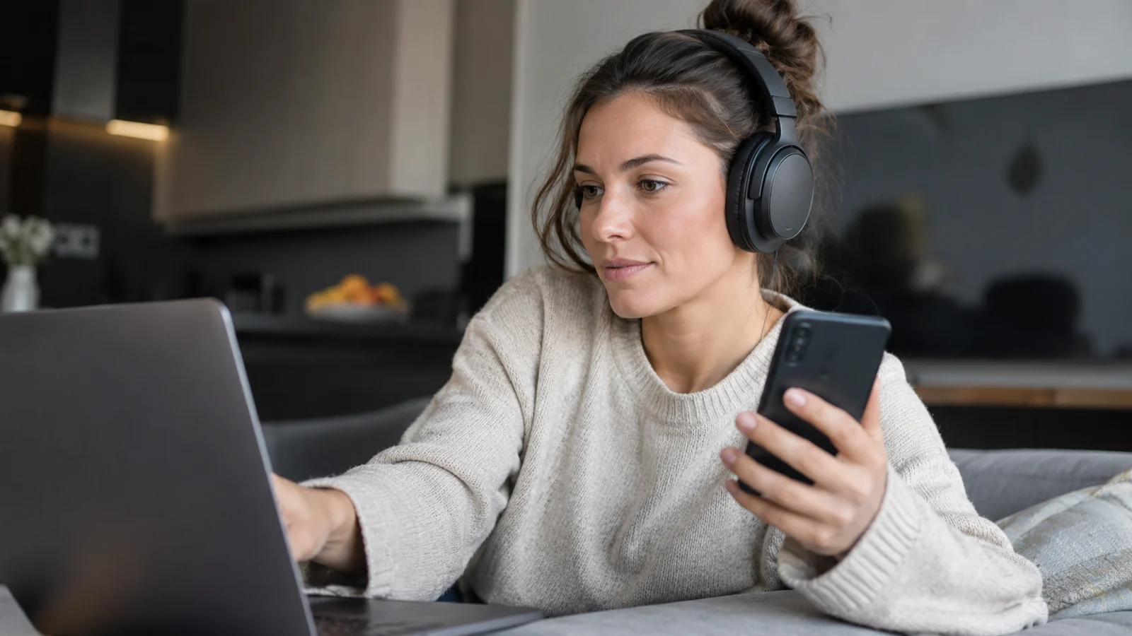Realistická ilustrační scéna k tématu: Bluetooth multipoint: sluchátka s telefonem i notebookem