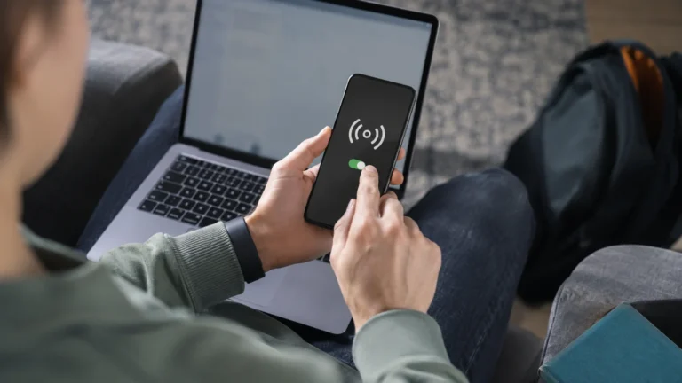 Realistická ilustrační scéna k tématu: Mobilní hotspot: jak připojit notebook k internetu přes telefon